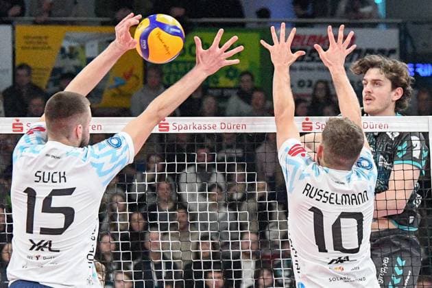 v.li.: Fabian Suck (ASV Dachau, 15), Luca Russelmann (ASV Dachau, 10) bei der Blockbildung, Robin Baghdady (Powervolleys Düren, 8) schmettert den Ball, 29.12.2024, Düren (Deutschland), Volleyball, 1. Bundesliga Männer, SWD Powervolleys Düren - ASV Dachau