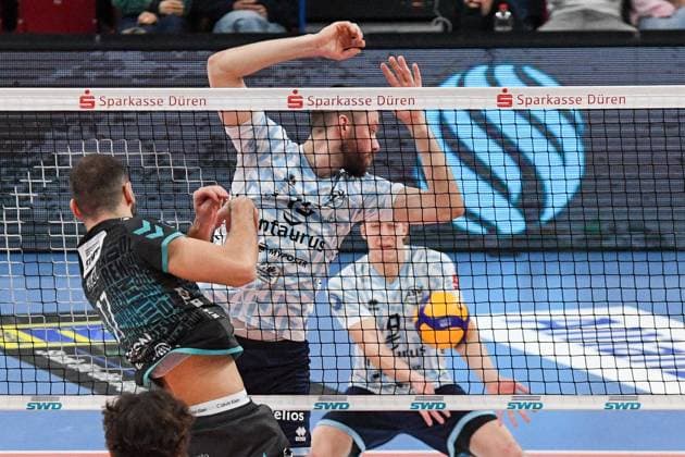 v.li.: Francois Huetz (Powervolleys Düren, 17) schmettert den Ball, Fabian Suck (ASV Dachau, 15), Matthew Slivinski (ASV Dachau, 9) mit missglücktem Block,, 29.12.2024, Düren (Deutschland), Volleyball, 1. Bundesliga Männer, SWD Powervolleys Düren - ASV Dachau