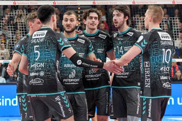 Die Mannschaft der Powervolleys Düren, jubeln über einen Punkt, Jubel, celebrate the point, celebration, Action, Aktion, 29.12.2024, Düren (Deutschland), Volleyball, 1. Bundesliga Männer, SWD Powervolleys Düren - ASV Dachau