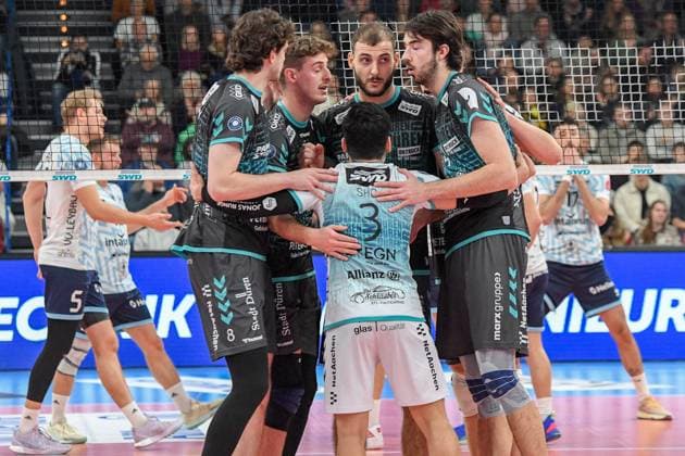 Die Mannschaft der Powervolleys Düren, jubeln über einen Punkt, Jubel, celebrate the point, celebration, Action, Aktion, 29.12.2024, Düren (Deutschland), Volleyball, 1. Bundesliga Männer, SWD Powervolleys Düren - ASV Dachau
