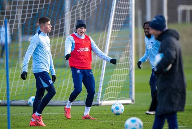 Fussball, Herren, Saison 2024 25, 2. Bundesliga, Hertha BSC, Training, v.l. Gustav Christensen (Hertha BSC), Palko Dardai (Hertha BSC), Deyovaisio Zeefuik (Hertha BSC), 02.01. 2025,