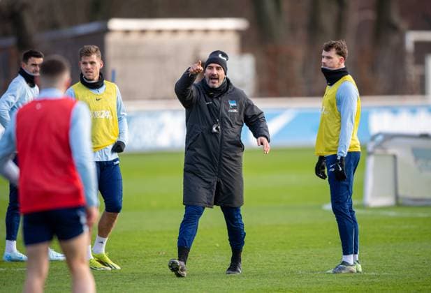 Fussball, Herren, Saison 2024 25, 2. Bundesliga, Hertha BSC, Training, v.l. Smail Prevljak (Hertha BSC), Florian Niederlechner (Hertha BSC), Trainer Cristian Fiel (Hertha BSC), Pascal Klemens (Hertha BSC), 02.01. 2025,