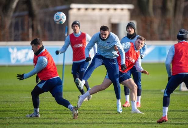 Fussball, Herren, Saison 2024 25, 2. Bundesliga, Hertha BSC, Training, v.l. Diego Demme (Hertha BSC), Smail Prevljak (Hertha BSC), Jonjoe Kenny (Hertha BSC), 02.01. 2025,