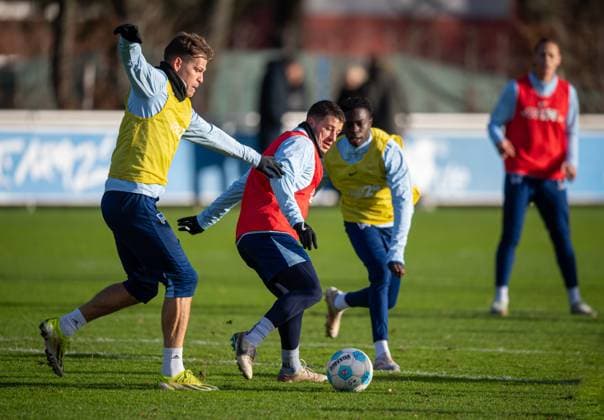 Fussball, Herren, Saison 2024 25, 2. Bundesliga, Hertha BSC, Training, v.l. Florian Niederlechner (Hertha BSC), Diego Demme (Hertha BSC), Boris Mamuzah Lum (Hertha BSC), 02.01. 2025,