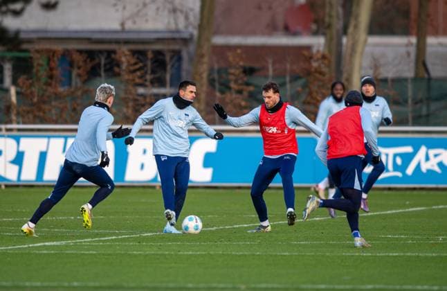 Fussball, Herren, Saison 2024 25, 2. Bundesliga, Hertha BSC, Training, v.l. Marten Winkler (Hertha BSC), Smail Prevljak (Hertha BSC), Pascal Klemens (Hertha BSC), 02.01. 2025,