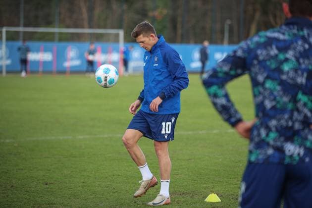 Ballhochhalten im ersten Training 2025 Marvin Wanitzek (Karlsruher SC, 10), Karlsruher SC Fussball, 2. Bundesliga, Trainingsauftakt, 2024 2025, 03.01.2025, DFL REGULATIONS PROHIBIT ANY USE OF PHOTOGRAPHS AS IMAGE SEQUENCES AND OR QUASI-VIDEO, Karlsruher SC Fussball, 2. Bundesliga, Trainingsauftakt, 2024 2025, 03.01.2025 Karlsruhe