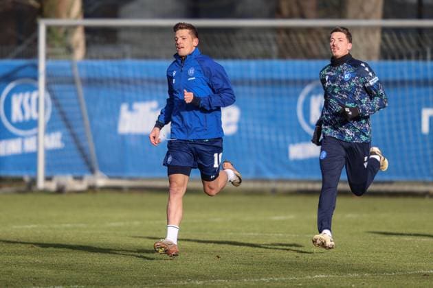 Marvin Wanitzek (Karlsruher SC, 10) im ersten Training 2025 Nicolai Rapp (Karlsruher SC, 17), Karlsruher SC Fussball, 2. Bundesliga, Trainingsauftakt, 2024 2025, 03.01.2025, DFL REGULATIONS PROHIBIT ANY USE OF PHOTOGRAPHS AS IMAGE SEQUENCES AND OR QUASI-VIDEO, Karlsruher SC Fussball, 2. Bundesliga, Trainingsauftakt, 2024 2025, 03.01.2025 Karlsruhe