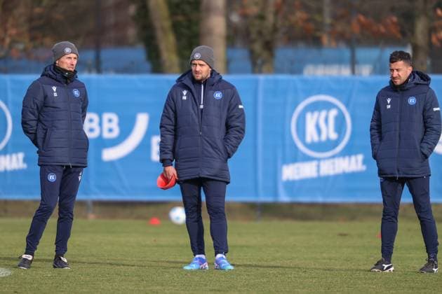 Christian Eichner (Karlsruher SC, Chef-Trainer) Florian Boeckler (Karlsruher SC Athletik-Trainer ) und Sirus Motekallemi (Karlsruher SC, Co-Trainer) beobachten die Spieler bei den Uebungen, Karlsruher SC Fussball, 2. Bundesliga, Trainingsauftakt, 2024 2025, 03.01.2025, DFL REGULATIONS PROHIBIT ANY USE OF PHOTOGRAPHS AS IMAGE SEQUENCES AND OR QUASI-VIDEO, Karlsruher SC Fussball, 2. Bundesliga, Trainingsauftakt, 2024 2025, 03.01.2025 Karlsruhe