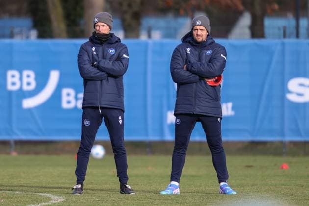 Christian Eichner (Karlsruher SC, Chef-Trainer) und Florian Boeckler (Karlsruher SC Athletik-Trainer ) beobachten die Spieler bei den Uebungen, Karlsruher SC Fussball, 2. Bundesliga, Trainingsauftakt, 2024 2025, 03.01.2025, DFL REGULATIONS PROHIBIT ANY USE OF PHOTOGRAPHS AS IMAGE SEQUENCES AND OR QUASI-VIDEO, Karlsruher SC Fussball, 2. Bundesliga, Trainingsauftakt, 2024 2025, 03.01.2025 Karlsruhe