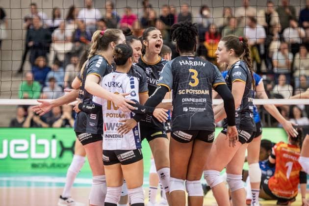Anna Koulberg (SC Potsdam, 09) mit Team Jubel beim SC Potsdam GER, Allianz MTV Stuttgart - SC Potsdam, Volleyball Bundesliga, VBL, Spielzeit 2024 2025, 04.01.2025 GER, Allianz MTV Stuttgart - SC Potsdam, Volleyball Bundesliga, VBL, Spielzeit 2024 2025, 04.01.2025 Stuttgart Copyright: xSandyxDinkelackerx EP_SDR