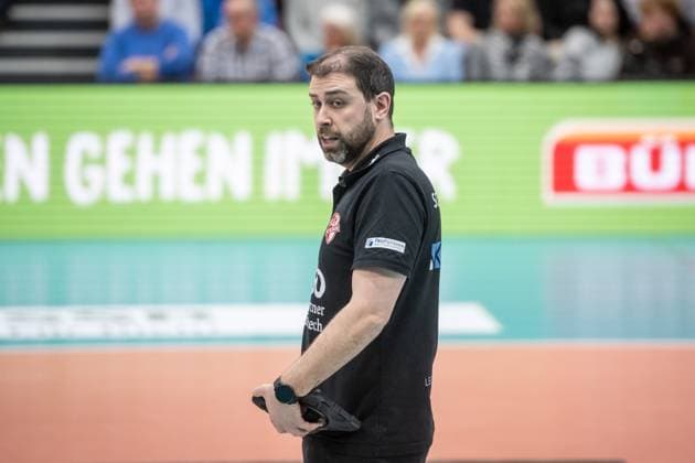 Riccardo Boieri (SC Potsdam, Head-Coach). - kritischer Blick GER, Allianz MTV Stuttgart - SC Potsdam, Volleyball Bundesliga, VBL, Spielzeit 2024 2025, 04.01.2025 GER, Allianz MTV Stuttgart - SC Potsdam, Volleyball Bundesliga, VBL, Spielzeit 2024 2025, 04.01.2025 Stuttgart Copyright: xSandyxDinkelackerx EP_SDR