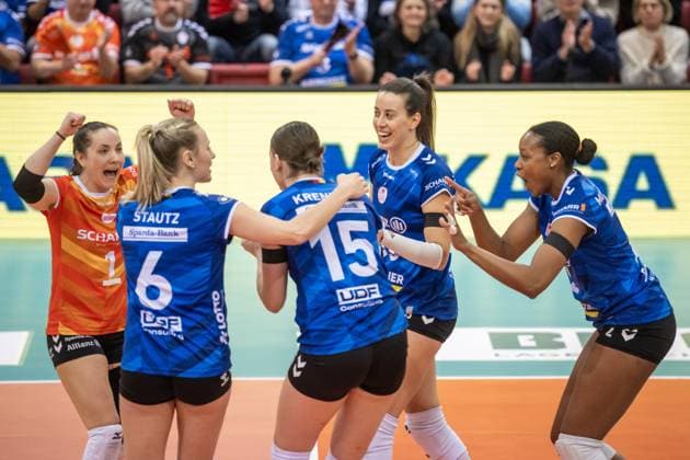 Roosa Koskelo (Allianz MTV Stuttgart, 01), Antonia Stautz (Allianz MTV Stuttgart, 06), Charlotte Krenicky (Allianz MTV Stuttgart, 15), Maria Segura Pallares (Allianz MTV Stuttgart, 33), Breland Morrissette (Allianz MTV Stuttgart, 02) - Team des MTV Stuttgart, vlnr.- Freude, Jubel GER, Allianz MTV Stuttgart - SC Potsdam, Volleyball Bundesliga, VBL, Spielzeit 2024 2025, 04.01.2025 GER, Allianz MTV Stuttgart - SC Potsdam, Volleyball Bundesliga, VBL, Spielzeit 2024 2025, 04.01.2025 Stuttgart Copyright: xSandyxDinkelackerx EP_SDR