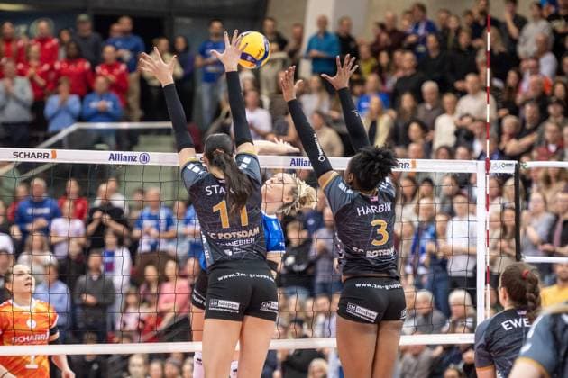 Sabrina Michelle Starks (SC Potsdam, 11) und Danielle Harbin (SC Potsdam, 03) vs. Antonia Stautz (Allianz MTV Stuttgart, 06) GER, Allianz MTV Stuttgart - SC Potsdam, Volleyball Bundesliga, VBL, Spielzeit 2024 2025, 04.01.2025 GER, Allianz MTV Stuttgart - SC Potsdam, Volleyball Bundesliga, VBL, Spielzeit 2024 2025, 04.01.2025 Stuttgart Copyright: xSandyxDinkelackerx EP_SDR