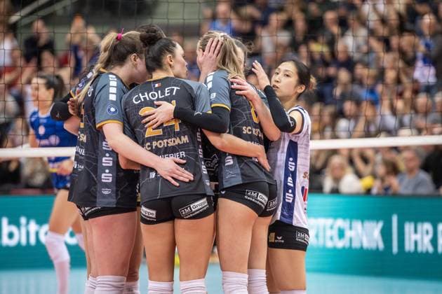 Yurika Bamba (SC Potsdam, 10), re. - enttaeuschtes Potsdamer Team, spenden sich nach Niederlage gegenseitig Trost GER, Allianz MTV Stuttgart - SC Potsdam, Volleyball Bundesliga, VBL, Spielzeit 2024 2025, 04.01.2025 GER, Allianz MTV Stuttgart - SC Potsdam, Volleyball Bundesliga, VBL, Spielzeit 2024 2025, 04.01.2025 Stuttgart Copyright: xSandyxDinkelackerx EP_SDR