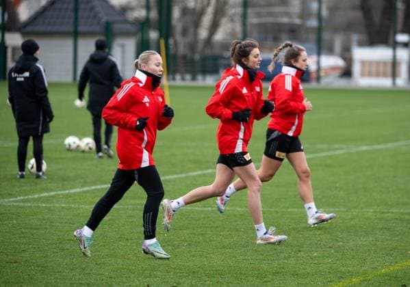 Fußball, Frauen, Saison 2024 2025, 2. Bundesliga, 1. FC Union Berlin, Training, v. l. Elli Seiro (1. FC Union), Marie Becker (1. FC Union), Lisa Heiseler (1. FC Union), 07.01. 2025, Copyright: xMatthiasxKochx
