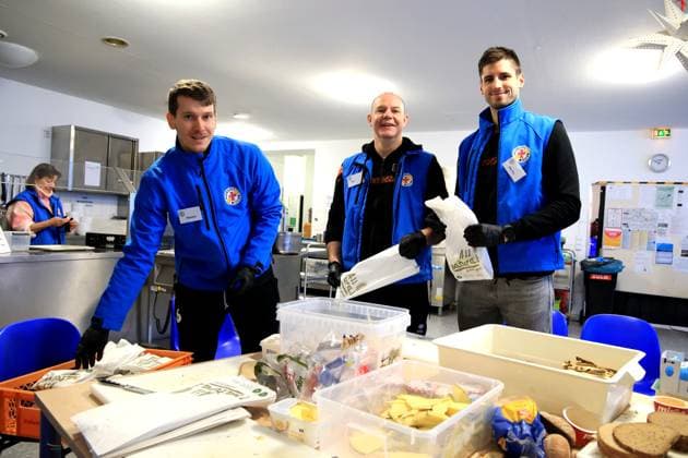 DEU, DVV, 1.VBL, BR Volleys , Stadtmission, 08.01.2025, Stadtmission Berlin, Berlin, DEU, DVV, 1.VBL, BR Volleys , Stadtmission, im Bild Spieler und Trainer helfen in der Stadtmission Trainer Joel Banks (BR Volleys), Johannes Tille (BR Volleys 6), Moritz Reichert (BR Volleys 15) Foto: Juergen Engler nordphoto GmbH