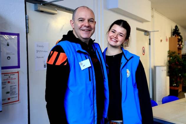 DEU, DVV, 1.VBL, BR Volleys , Stadtmission, 08.01.2025, Stadtmission Berlin, Berlin, DEU, DVV, 1.VBL, BR Volleys , Stadtmission, im Bild Spieler und Trainer helfen in der Stadtmission Trainer Joel Banks (BR Volleys) mit seiner Tochter Skylar Foto: Juergen Engler nordphoto GmbH