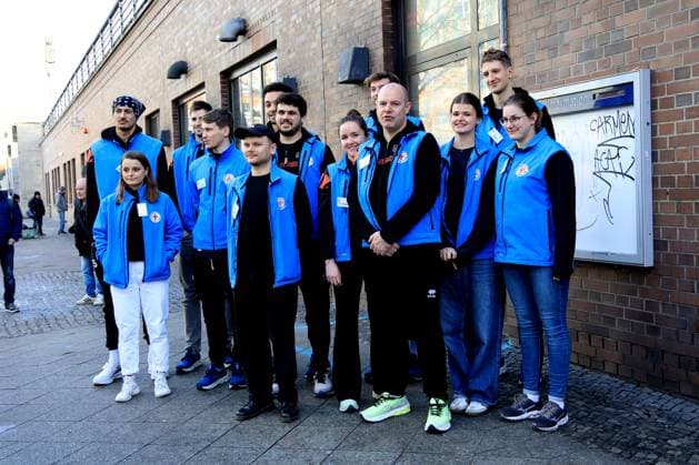DEU, DVV, 1.VBL, BR Volleys , Stadtmission, 08.01.2025, Stadtmission Berlin, Berlin, DEU, DVV, 1.VBL, BR Volleys , Stadtmission, im Bild Spieler und Trainer helfen in der Stadtmission Foto: Juergen Engler nordphoto GmbH