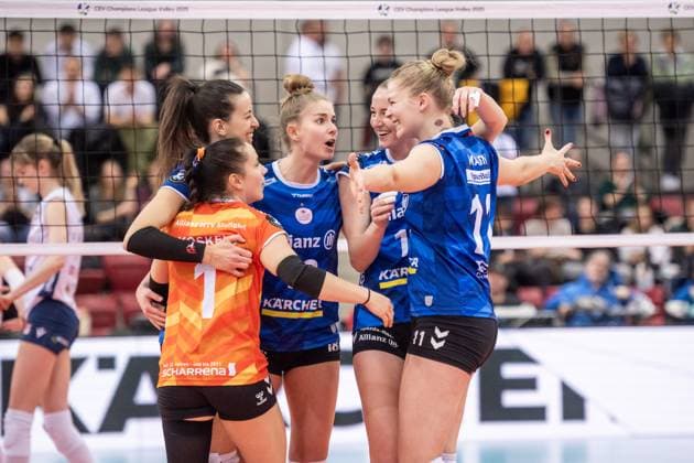 Maria Segura Pallares (Allianz MTV Stuttgart, 33), Roosa Koskelo (Allianz MTV Stuttgart, 01), Pia Kaestner (Allianz MTV Stuttgart, 18), Kelsey Veltman (Allianz MTV Stuttgart, 14) und Pauline Martin (Allianz MTV Stuttgart, 11) - Freude, Jubel GER, Volleyball Champions League - Allianz MTV Stuttgart vs. BKS Bostik ZGO Bielsko-Biala, Volleyball, CEV Volleyball Champions League, VCL, Hauptrunde, Spielzeit 2024 2025, 08.01.2025 GER, Volleyball Champions League - Allianz MTV Stuttgart vs. BKS Bostik ZGO Bielsko-Biala, Volleyball, CEV Volleyball Champions League, VCL, Hauptrunde, Spielzeit 2024 2025, 08.01.2025 Stuttgart Copyright: xSandyxDinkelackerx EP_SDR