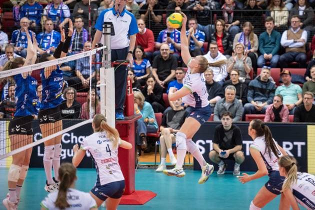 Kertu Laak (BKS Bostik ZGO Bielsko-Biala, 11) am Ball vs. Stuttgarter Block aus Kelsey Veltman (Allianz MTV Stuttgart, 14) und Maria Segura Pallares (Allianz MTV Stuttgart, 33) GER, Volleyball Champions League - Allianz MTV Stuttgart vs. BKS Bostik ZGO Bielsko-Biala, Volleyball, CEV Volleyball Champions League, VCL, Hauptrunde, Spielzeit 2024 2025, 08.01.2025 GER, Volleyball Champions League - Allianz MTV Stuttgart vs. BKS Bostik ZGO Bielsko-Biala, Volleyball, CEV Volleyball Champions League, VCL, Hauptrunde, Spielzeit 2024 2025, 08.01.2025 Stuttgart Copyright: xSandyxDinkelackerx EP_SDR