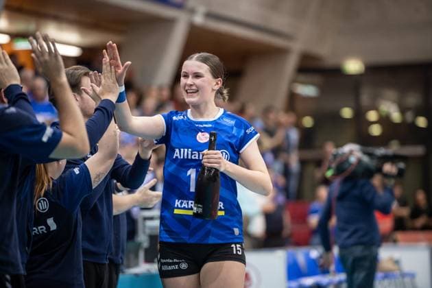 Charlotte Krenicky (Allianz MTV Stuttgart, 15), Freude, Jubel nach Heimsieg GER, Volleyball Champions League - Allianz MTV Stuttgart vs. BKS Bostik ZGO Bielsko-Biala, Volleyball, CEV Volleyball Champions League, VCL, Hauptrunde, Spielzeit 2024 2025, 08.01.2025 GER, Volleyball Champions League - Allianz MTV Stuttgart vs. BKS Bostik ZGO Bielsko-Biala, Volleyball, CEV Volleyball Champions League, VCL, Hauptrunde, Spielzeit 2024 2025, 08.01.2025 Stuttgart Copyright: xSandyxDinkelackerx EP_SDR