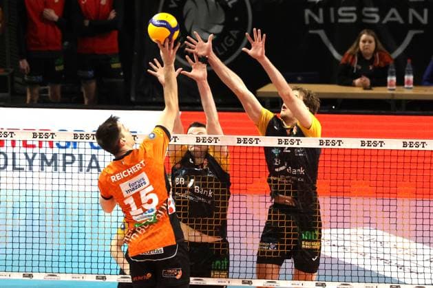 Sport Bilder des Tages DEU, DVV, 1.VBL, BR Volleys vs. SSC Karlsruhe, 11.01.2025, Max-Schmeling-Halle, Berlin, DEU, DVV, 1.VBL, BR Volleys vs. SSC Karlsruhe, im Bild Moritz Reichert (BR Volleys 15), Felix Roos (Karlsruhe 6), Bastian Korreck (Karlsruhe 2) Foto: Juergen Engler nordphoto GmbH