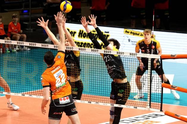 DEU, DVV, 1.VBL, BR Volleys vs. SSC Karlsruhe, 11.01.2025, Max-Schmeling-Halle, Berlin, DEU, DVV, 1.VBL, BR Volleys vs. SSC Karlsruhe, im Bild Jake Hanes (BR Volleys 22), Maximilian Kersting (Karlsruhe 7), Locky Bray (Karlsruhe 23) Foto: Juergen Engler nordphoto GmbH