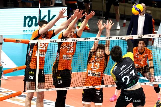 DEU, DVV, 1.VBL, BR Volleys vs. SSC Karlsruhe, 11.01.2025, Max-Schmeling-Halle, Berlin, DEU, DVV, 1.VBL, BR Volleys vs. SSC Karlsruhe, im Bild BR Volleys-Mauer, Jake Hanes (BR Volleys 22), Florian Krage (BR Volleys 18). Ruben Schott (BR Volleys 13), Locky Bray (Karlsruhe 23) Foto: Juergen Engler nordphoto GmbH
