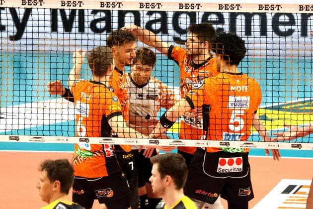 DEU, DVV, 1.VBL, BR Volleys vs. SSC Karlsruhe, 11.01.2025, Max-Schmeling-Halle, Berlin, DEU, DVV, 1.VBL, BR Volleys vs. SSC Karlsruhe, im Bild BR Volleys-Spielerkreis, Foto: Juergen Engler nordphoto GmbH