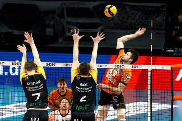 DEU, DVV, 1.VBL, BR Volleys vs. SSC Karlsruhe, 11.01.2025, Max-Schmeling-Halle, Berlin, DEU, DVV, 1.VBL, BR Volleys vs. SSC Karlsruhe, im Bild Ruben Schott (BR Volleys 13), Maximilian Kersting (Karlsruhe 7), Bastian Korreck (Karlsruhe 2) Foto: Juergen Engler nordphoto GmbH