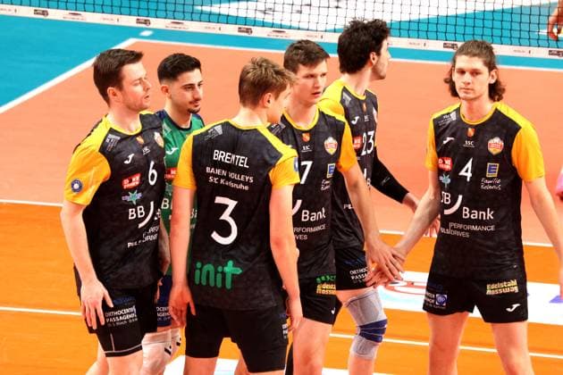 DEU, DVV, 1.VBL, BR Volleys vs. SSC Karlsruhe, 11.01.2025, Max-Schmeling-Halle, Berlin, DEU, DVV, 1.VBL, BR Volleys vs. SSC Karlsruhe, im Bild Karlsruher-Spielerkreis Foto: Juergen Engler nordphoto GmbH
