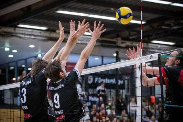 Jan Huber (TV Rottenburg, 03) und Samuel Elgert (TV Rottenburg, 09) blocken Ball von Ben-Simon Bonin (Barock Volleys MTV Ludwigsburg, 06) ab GER, Barock Volleys MTV Ludwigsburg vs. TV Rottenburg, 2. Volleyball Bundesliga, 2. BLM Sued, VBL, Spielzeit 2024 2025, 11.01.2025 GER, Barock Volleys MTV Ludwigsburg vs. TV Rottenburg, 2. Volleyball Bundesliga, 2. BLM Sued, VBL, Spielzeit 2024 2025, 11.01.2025 Ludwigsburg Copyright: xSandyxDinkelackerx EP_SDR