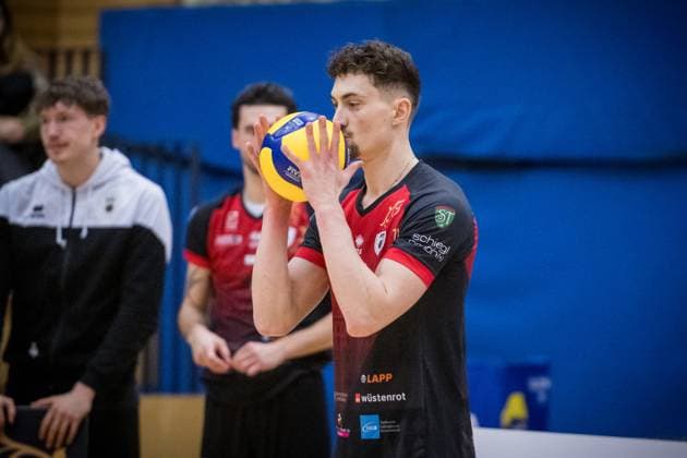 Tim Koepfli (Barock Volleys MTV Ludwigsburg, 16) - Kuesschen fuer den Spielball GER, Barock Volleys MTV Ludwigsburg vs. TV Rottenburg, 2. Volleyball Bundesliga, 2. BLM Sued, VBL, Spielzeit 2024 2025, 11.01.2025 GER, Barock Volleys MTV Ludwigsburg vs. TV Rottenburg, 2. Volleyball Bundesliga, 2. BLM Sued, VBL, Spielzeit 2024 2025, 11.01.2025 Ludwigsburg Copyright: xSandyxDinkelackerx EP_SDR