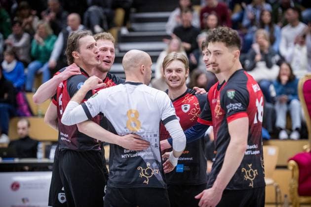 Ryan Slater (Barock Volleys MTV Ludwigsburg, 18) in der Mitte freut sich mit vl.: Ben-Simon Bonin (Barock Volleys MTV Ludwigsburg, 06), Philipp Herrmann (Barock Volleys MTV Ludwigsburg, 02), Pascal Winter (Barock Volleys MTV Ludwigsburg, 08) und Tim Koepfli (Barock Volleys MTV Ludwigsburg, 16) Freude,m Jubel, Laecheln GER, Barock Volleys MTV Ludwigsburg vs. TV Rottenburg, 2. Volleyball Bundesliga, 2. BLM Sued, VBL, Spielzeit 2024 2025, 11.01.2025 GER, Barock Volleys MTV Ludwigsburg vs. TV Rottenburg, 2. Volleyball Bundesliga, 2. BLM Sued, VBL, Spielzeit 2024 2025, 11.01.2025 Ludwigsburg Copyright: xSandyxDinkelackerx EP_SDR