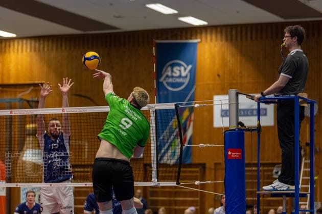 Matthew James Aubrey (VC Bitterfeld-Wolfen, 09) mit Ball am Netz, mit Fabian Suck (ASV Dachau, 15), GER, ASV Dachau vs. VC Bitterfeld-Wolfen, Volleyball, 1. Bundesliga, 14. Spieltag, Saison 2024 2025, 12.01.2025, GER, ASV Dachau vs. VC Bitterfeld-Wolfen, Volleyball, 1. Bundesliga, 14. Spieltag, Saison 2024 2025, 12.01.2025 Dachau Copyright: xEibner-Pressefoto JennixMaulx EP_JML