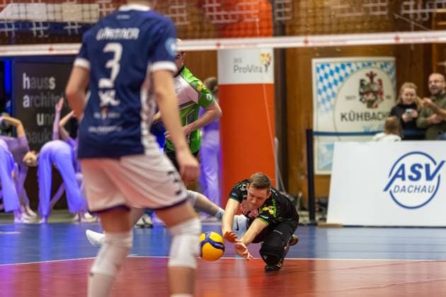 Michael Hassmann (VC Bitterfeld-Wolfen, 01) verfehlt Ball am Boden, GER, ASV Dachau vs. VC Bitterfeld-Wolfen, Volleyball, 1. Bundesliga, 14. Spieltag, Saison 2024 2025, 12.01.2025, GER, ASV Dachau vs. VC Bitterfeld-Wolfen, Volleyball, 1. Bundesliga, 14. Spieltag, Saison 2024 2025, 12.01.2025 Dachau Copyright: xEibner-Pressefoto JennixMaulx EP_JML