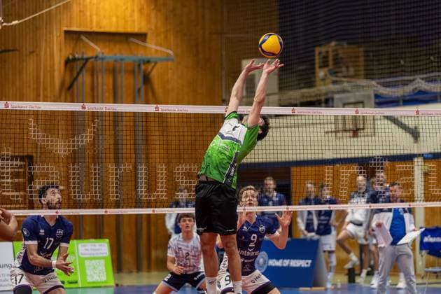 Lukas Salimi (VC Bitterfeld-Wolfen, 15) mit Ball am Netz, mit Matthew Slivinksi (ASV Dachau, 09) und Agustin Gallardo (ASV Dachau, 17), GER, ASV Dachau vs. VC Bitterfeld-Wolfen, Volleyball, 1. Bundesliga, 14. Spieltag, Saison 2024 2025, 12.01.2025, GER, ASV Dachau vs. VC Bitterfeld-Wolfen, Volleyball, 1. Bundesliga, 14. Spieltag, Saison 2024 2025, 12.01.2025 Dachau Copyright: xEibner-Pressefoto JennixMaulx EP_JML