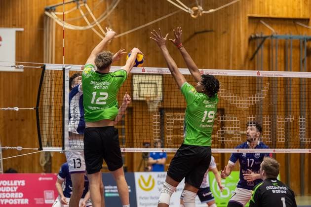 Pascal Eichler (VC Bitterfeld-Wolfen, 13) am Netz mit Endriel Alberto Pedroso Garriga (VC Bitterfeld-Wolfen, 19) und Niklas Uhl (ASV Dachau, 13), GER, ASV Dachau vs. VC Bitterfeld-Wolfen, Volleyball, 1. Bundesliga, 14. Spieltag, Saison 2024 2025, 12.01.2025, GER, ASV Dachau vs. VC Bitterfeld-Wolfen, Volleyball, 1. Bundesliga, 14. Spieltag, Saison 2024 2025, 12.01.2025 Dachau Copyright: xEibner-Pressefoto JennixMaulx EP_JML