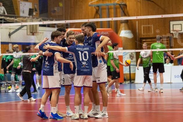 Jubel nach Punktgewinn fuer den ASV Dachau, Agustin Gallardo (ASV Dachau, 17) mit Matthew Slivinksi (ASV Dachau, 09) und Fabian Suck (ASV Dachau, 15), mit Fabian Bergmoser (ASV Dachau, 07) und Matthew Slivinksi (ASV Dachau, 09), GER, ASV Dachau vs. VC Bitterfeld-Wolfen, Volleyball, 1. Bundesliga, 14. Spieltag, Saison 2024 2025, 12.01.2025, GER, ASV Dachau vs. VC Bitterfeld-Wolfen, Volleyball, 1. Bundesliga, 14. Spieltag, Saison 2024 2025, 12.01.2025 Dachau Copyright: xEibner-Pressefoto JennixMaulx EP_JML