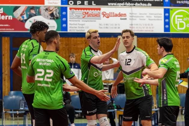 Jubel nach Punktgewinn fuer VC Bitterfeld-Wolfen, mit Aaron Neumann (VC Bitterfeld-Wolfen, 22) und Thomas Heptinstall (VC Bitterfeld-Wolfen, 12), GER, ASV Dachau vs. VC Bitterfeld-Wolfen, Volleyball, 1. Bundesliga, 14. Spieltag, Saison 2024 2025, 12.01.2025, GER, ASV Dachau vs. VC Bitterfeld-Wolfen, Volleyball, 1. Bundesliga, 14. Spieltag, Saison 2024 2025, 12.01.2025 Dachau Copyright: xEibner-Pressefoto JennixMaulx EP_JML