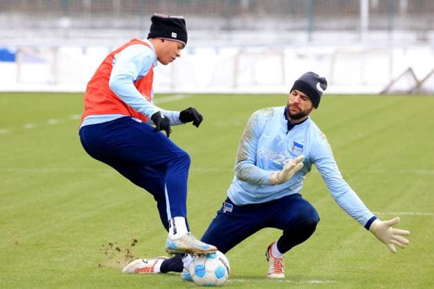 DEU, DFL, 2. FBL Hertha BSC, Training, 14.01.2025, Sportforum, Berlin, DEU, DFL, 2. FBL Hertha BSC, Training, im Bild Derry Scherhant (Hertha BSC Berlin 39), Marius Gersbeck (Hertha BSC Berlin 35) DFL - regulations prohibit any use of Photographs as image sequences and or quasi-video Foto: Juergen Engler nordphoto GmbH