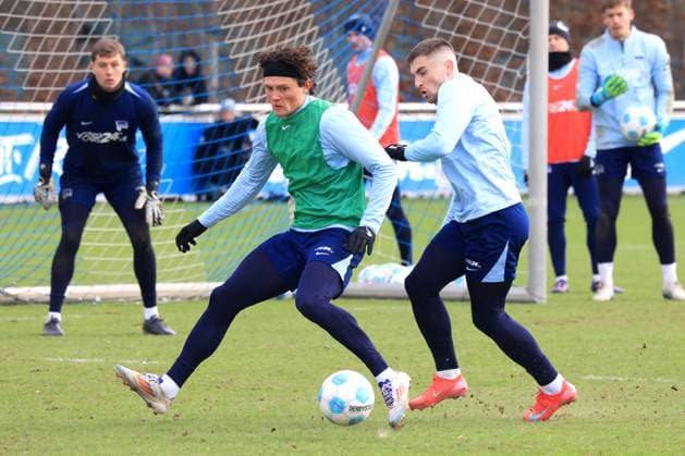 DEU, DFL, 2. FBL Hertha BSC, Training, 14.01.2025, Sportforum, Berlin, DEU, DFL, 2. FBL Hertha BSC, Training, im Bild Fabian Reese (Hertha BSC Berlin 11), Jonjoe Kenny (Hertha BSC Berlin 16) DFL - regulations prohibit any use of Photographs as image sequences and or quasi-video Foto: Juergen Engler nordphoto GmbH