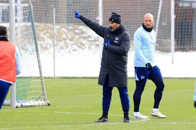 DEU, DFL, 2. FBL Hertha BSC, Training, 14.01.2025, Sportforum, Berlin, DEU, DFL, 2. FBL Hertha BSC, Training, im Bild Cheftrainer Cristian Fiel (Hertha BSC Berlin), Toni Leistner (Hertha BSC Berlin 37) DFL - regulations prohibit any use of Photographs as image sequences and or quasi-video Foto: Juergen Engler nordphoto GmbH