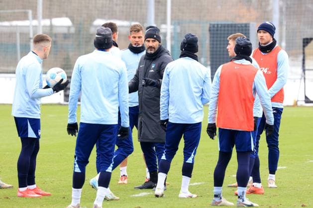 DEU, DFL, 2. FBL Hertha BSC, Training, 14.01.2025, Sportforum, Berlin, DEU, DFL, 2. FBL Hertha BSC, Training, im Bild Cheftrainer Cristian Fiel (Hertha BSC Berlin), Hertha-Spielerkreis DFL - regulations prohibit any use of Photographs as image sequences and or quasi-video Foto: Juergen Engler nordphoto GmbH