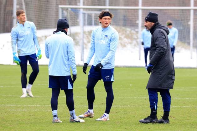 DEU, DFL, 2. FBL Hertha BSC, Training, 14.01.2025, Sportforum, Berlin, DEU, DFL, 2. FBL Hertha BSC, Training, im Bild Cheftrainer Cristian Fiel (Hertha BSC Berlin), Fabian Reese (Hertha BSC Berlin 11), Diego Demme (Hertha BSC Berlin 6) DFL - regulations prohibit any use of Photographs as image sequences and or quasi-video Foto: Juergen Engler nordphoto GmbH