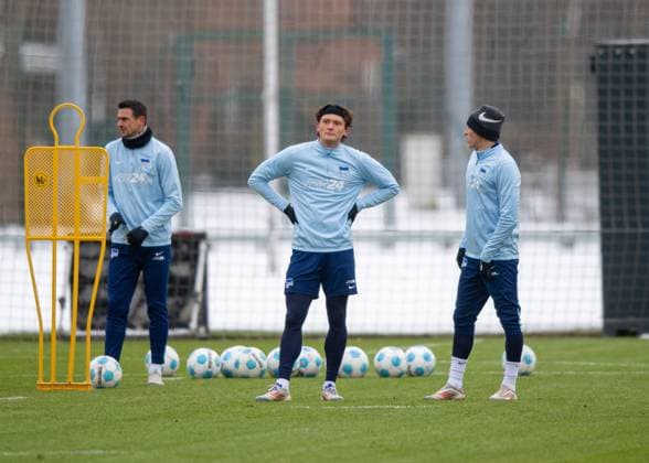 Fussball, Herren, Saison 2024 25, 2. Bundesliga, Hertha BSC, Training, v.l. Smail Prevljak (Hertha BSC), Fabian Reese (Hertha BSC), Palko Dardai (Hertha BSC), 14.01. 2025,
