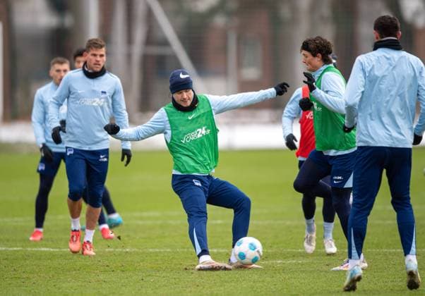Fussball, Herren, Saison 2024 25, 2. Bundesliga, Hertha BSC, Training, v.l. Florian Niederlechner (Hertha BSC), Linus Gechter (Hertha BSC), Fabian Reese (Hertha BSC), 14.01. 2025,