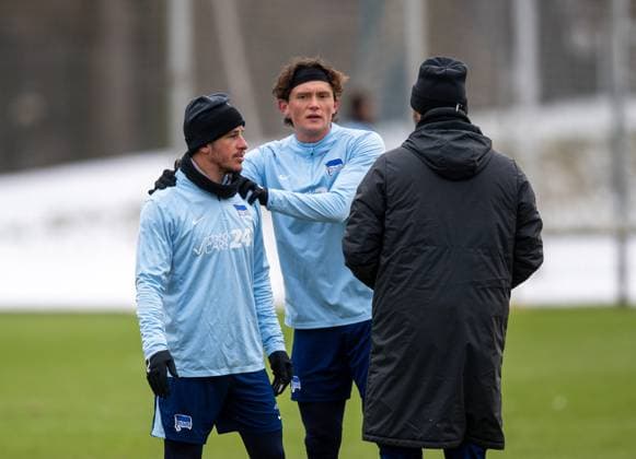 Fussball, Herren, Saison 2024 25, 2. Bundesliga, Hertha BSC, Training, v.l. Diego Demme (Hertha BSC), Fabian Reese (Hertha BSC), Trainer Cristian Fiel (Hertha BSC), 14.01. 2025,