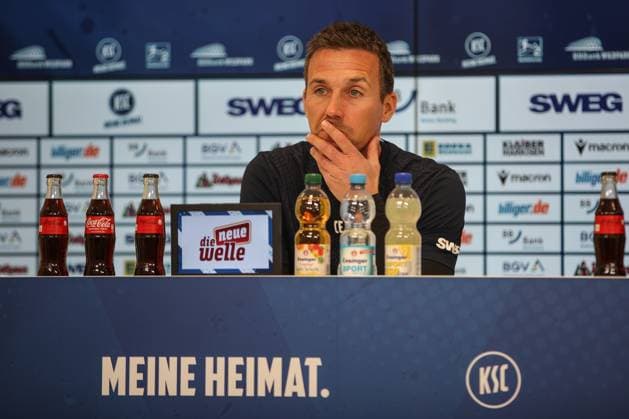 Christian Eichner (Karlsruher SC, Chef-Trainer) bei der Pressekonferenz und der Bekanntgabe ueber die Leihe von Mikkel Kaufmann, Karlsruher SC Fussball, 2. Bundesliga, Pressekonferenz und Training, 2024 2025, 17.01.2025, DFL REGULATIONS PROHIBIT ANY USE OF PHOTOGRAPHS AS IMAGE SEQUENCES AND OR QUASI-VIDEO, Karlsruher SC Fussball, 2. Bundesliga, Pressekonferenz und Training, 2024 2025, 17.01.2025 Karlsruhe