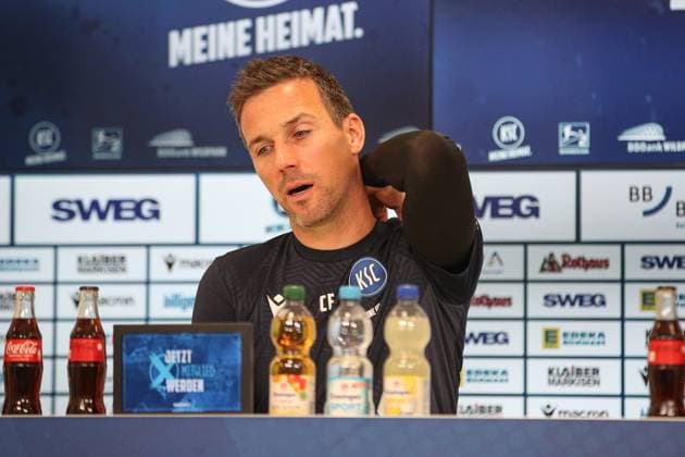 Christian Eichner (Karlsruher SC, Chef-Trainer) bei der Pressekonferenz und der Bekanntgabe ueber die Leihe von Mikkel Kaufmann, Karlsruher SC Fussball, 2. Bundesliga, Pressekonferenz und Training, 2024 2025, 17.01.2025, DFL REGULATIONS PROHIBIT ANY USE OF PHOTOGRAPHS AS IMAGE SEQUENCES AND OR QUASI-VIDEO, Karlsruher SC Fussball, 2. Bundesliga, Pressekonferenz und Training, 2024 2025, 17.01.2025 Karlsruhe
